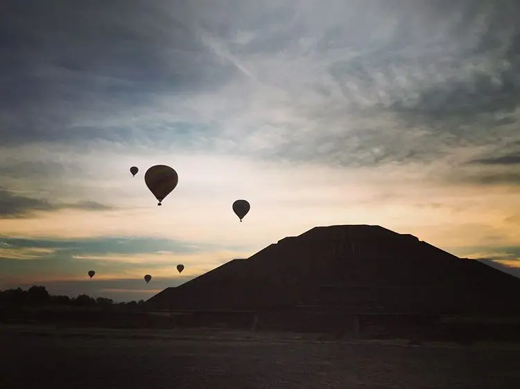 Vuelo en globo + desayuno en cueva ancestral.